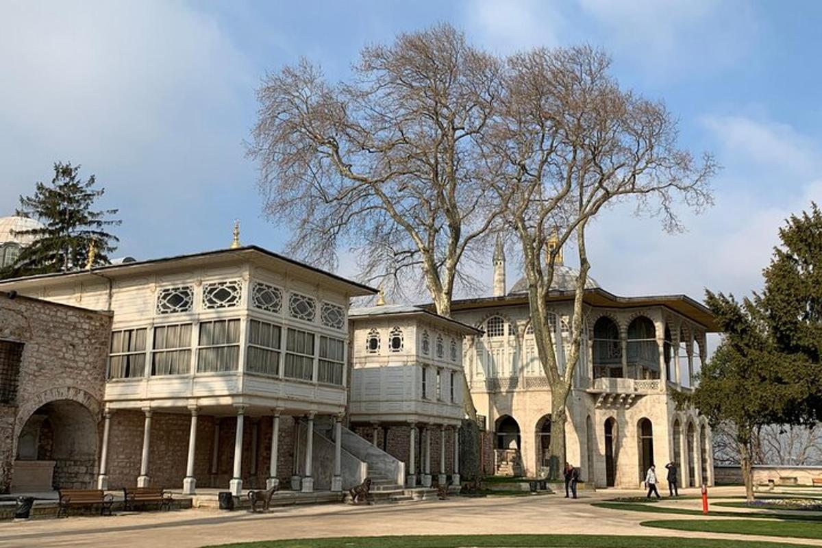 un gran edifici amb gent caminant davant