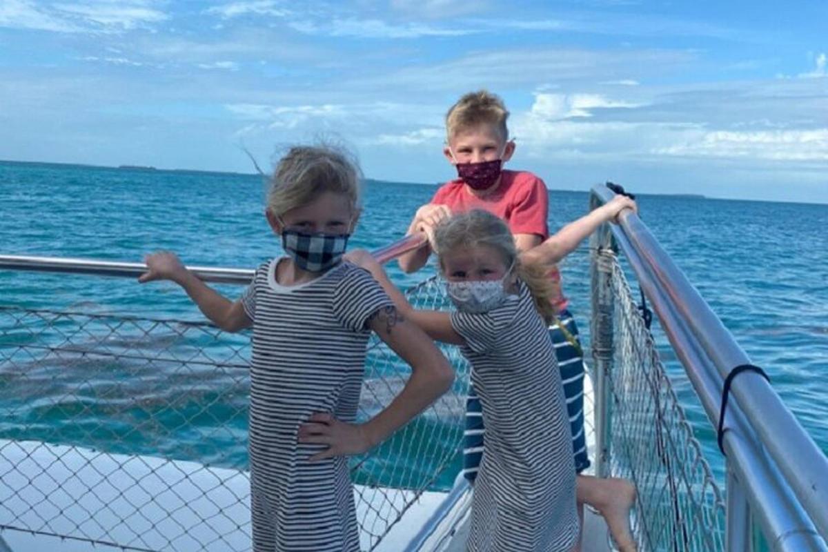 to børn med masker på en båd i havet