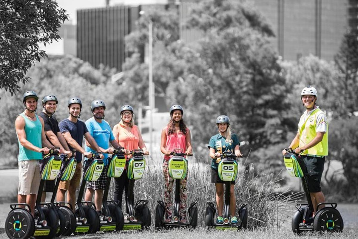 un gruppo di persone che guidano i segway
