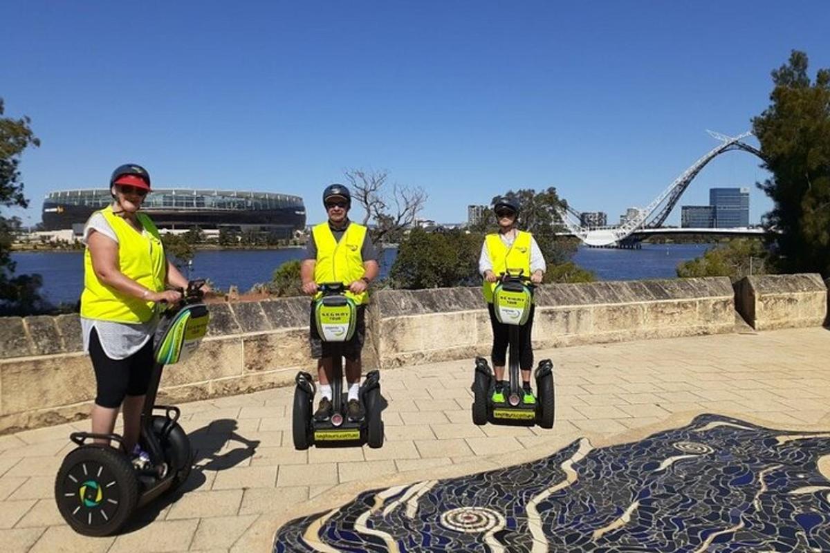 tre persone in maglietta gialla che guidano i segway