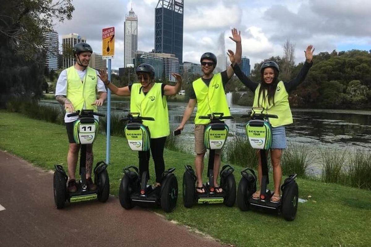 un gruppo di quattro persone in sella a un segway