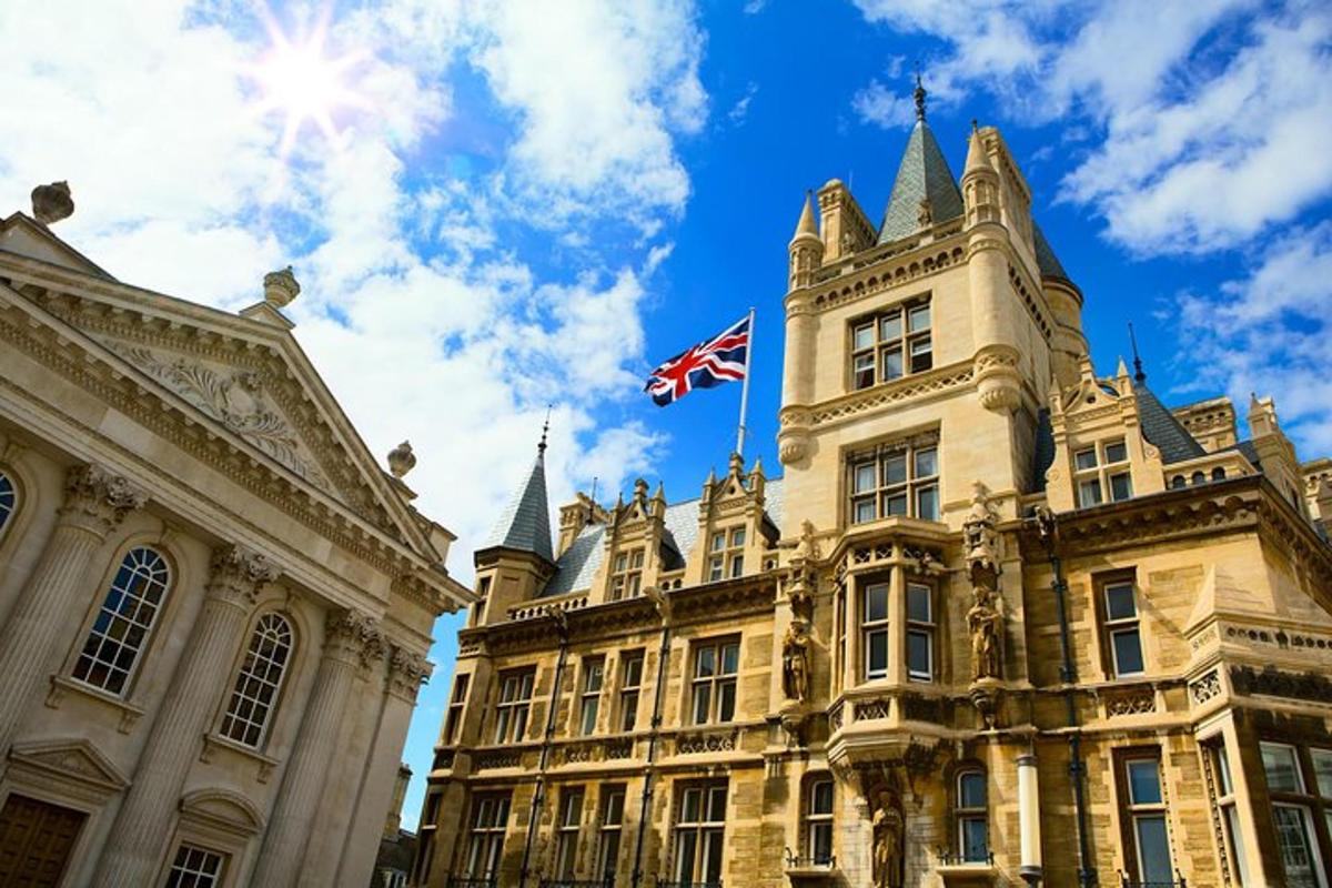 sebuah bangunan dengan bendera british di atasnya