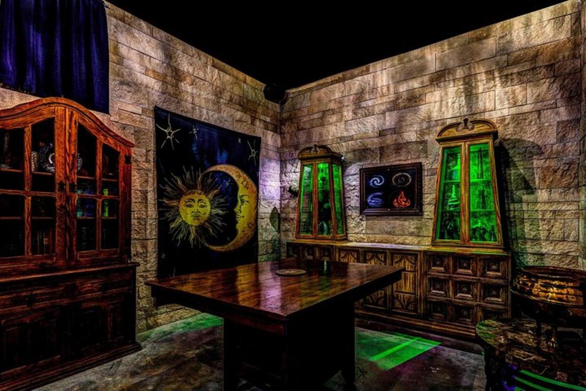 Una habitación con una mesa y vidrieras.
