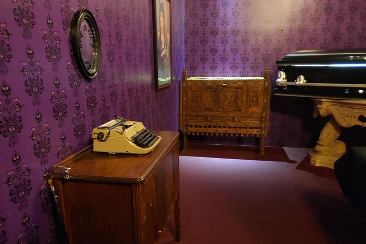 telefon ležící na stole vedle klavíru