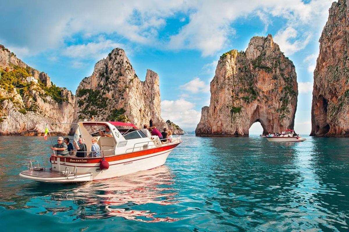 một nhóm người trên một chiếc thuyền trong nước