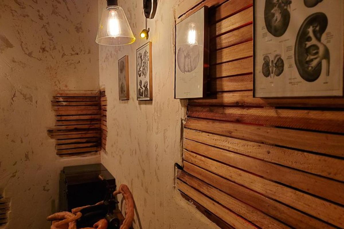 uma sala com painéis de madeira na parede
