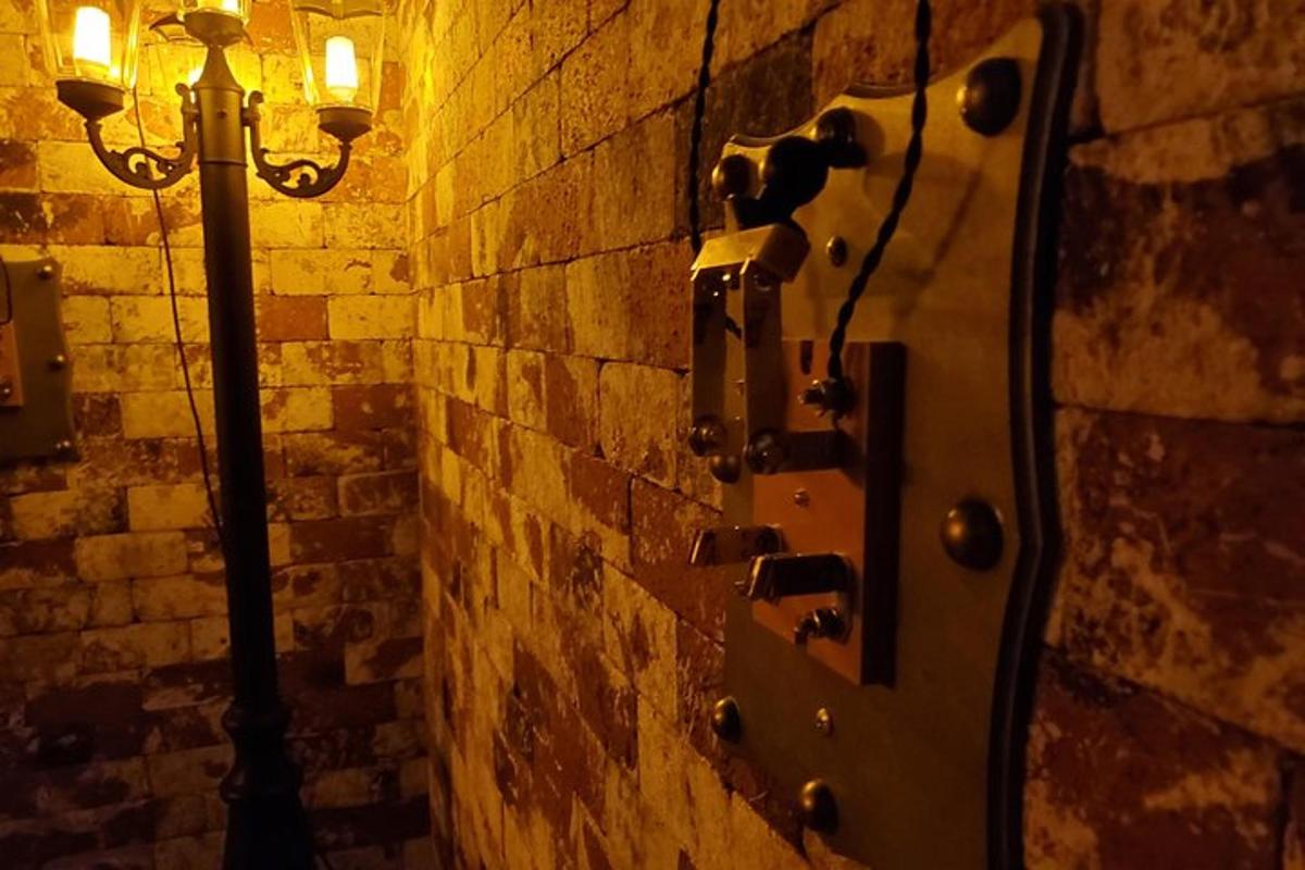 uma luz em uma parede de tijolos ao lado de uma lâmpada