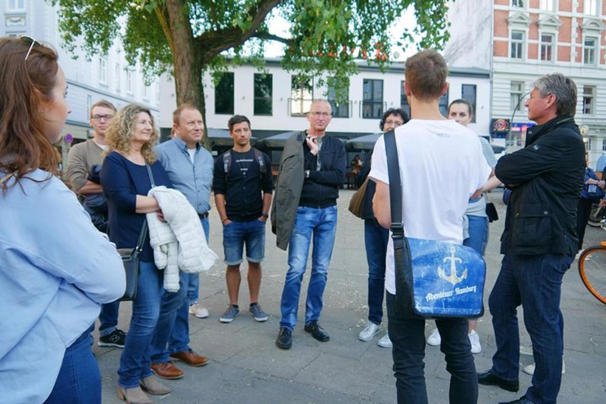 kõnniteel seisev grupp inimesi