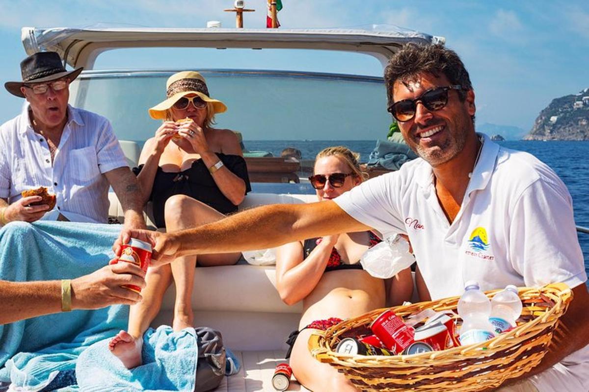 een groep mensen die achterin een boot zitten