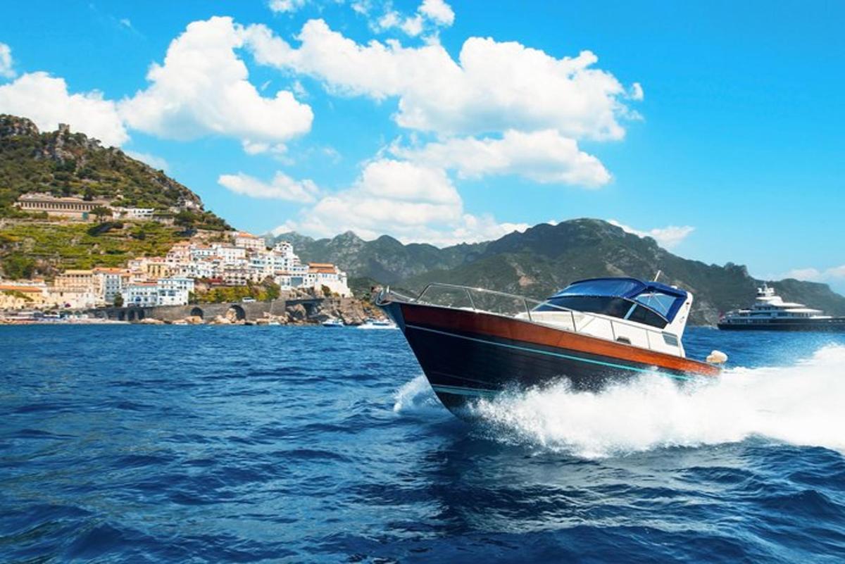 một chiếc thuyền trên mặt nước với một thị trấn ở phía sau