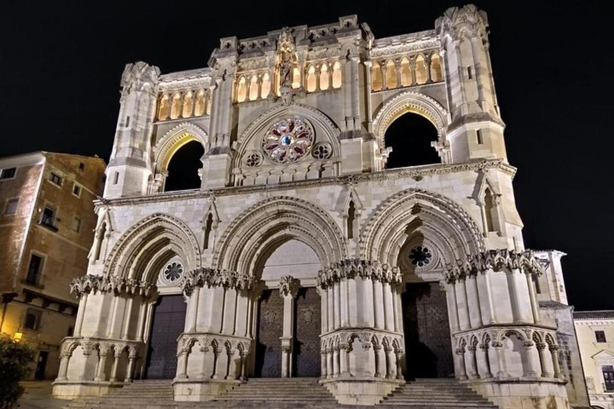 un grande edificio con una torre dell'orologio di notte