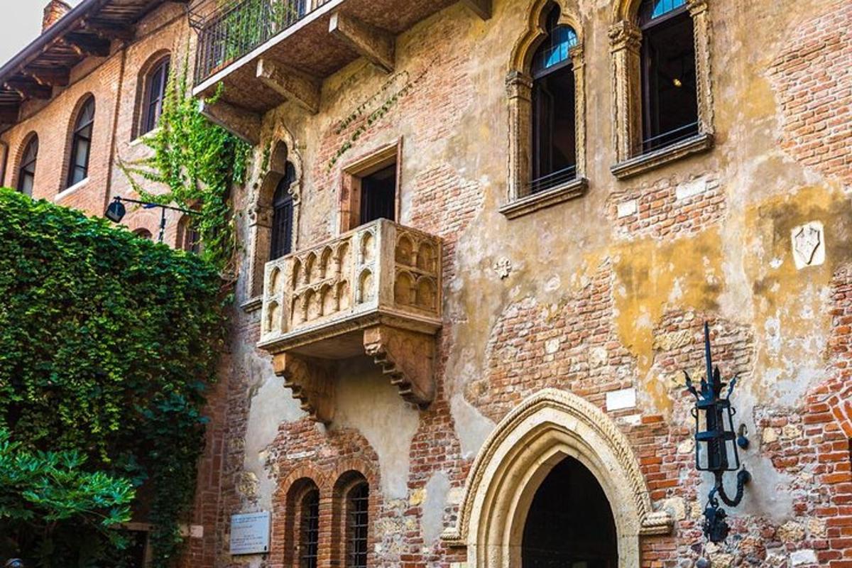 un edifici amb un balcó al costat