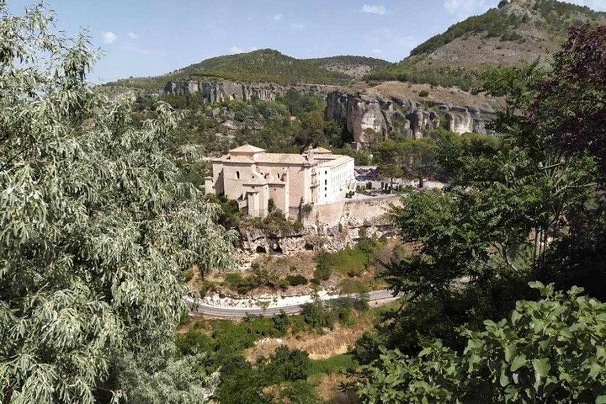 um grande edifício no meio de uma montanha