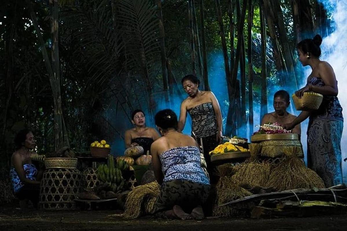 Un grupo de mujeres de pie alrededor de una mesa con comida.