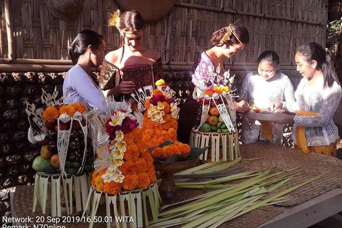 Un grupo de personas de pie alrededor de una mesa con flores.