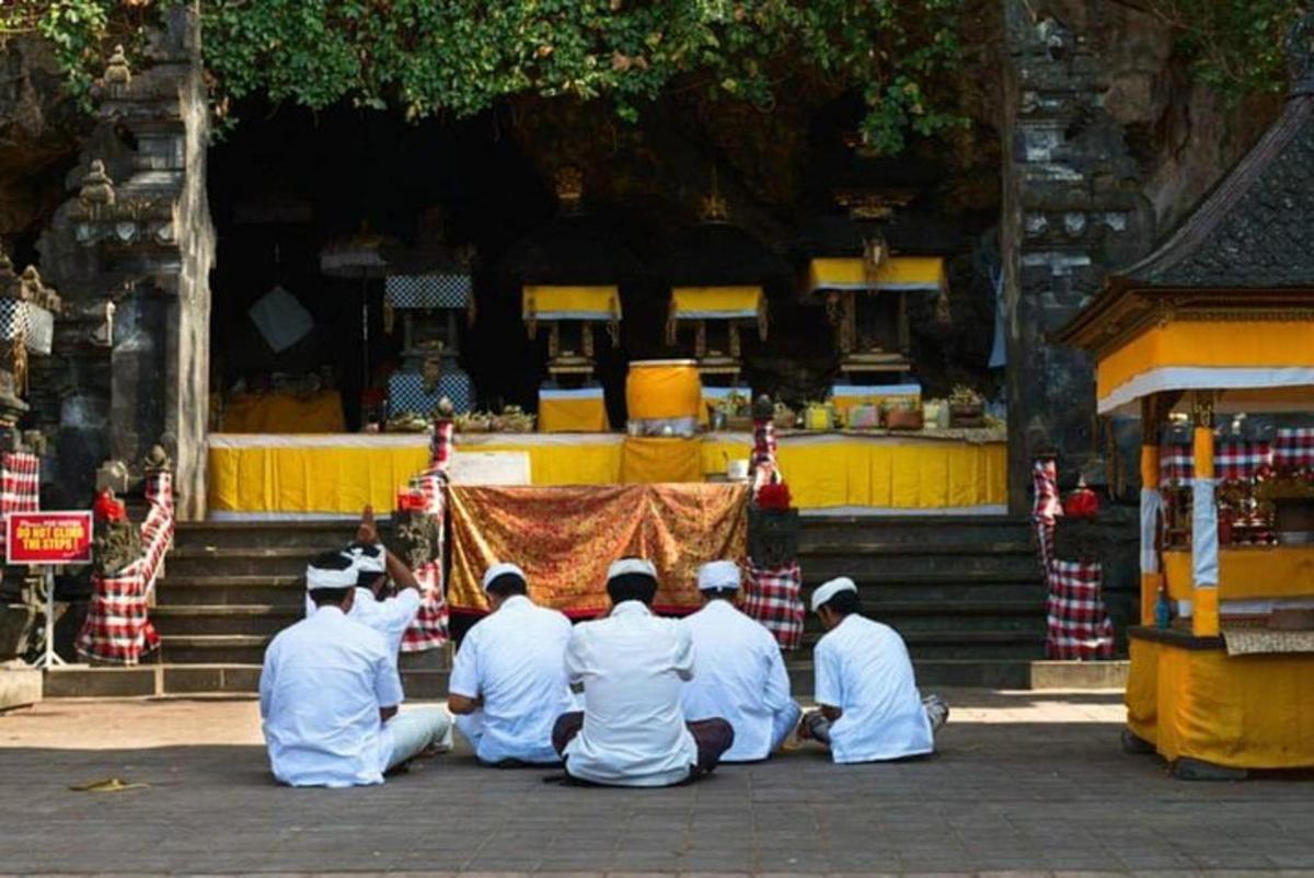 sekumpulan lelaki duduk di hadapan kuil