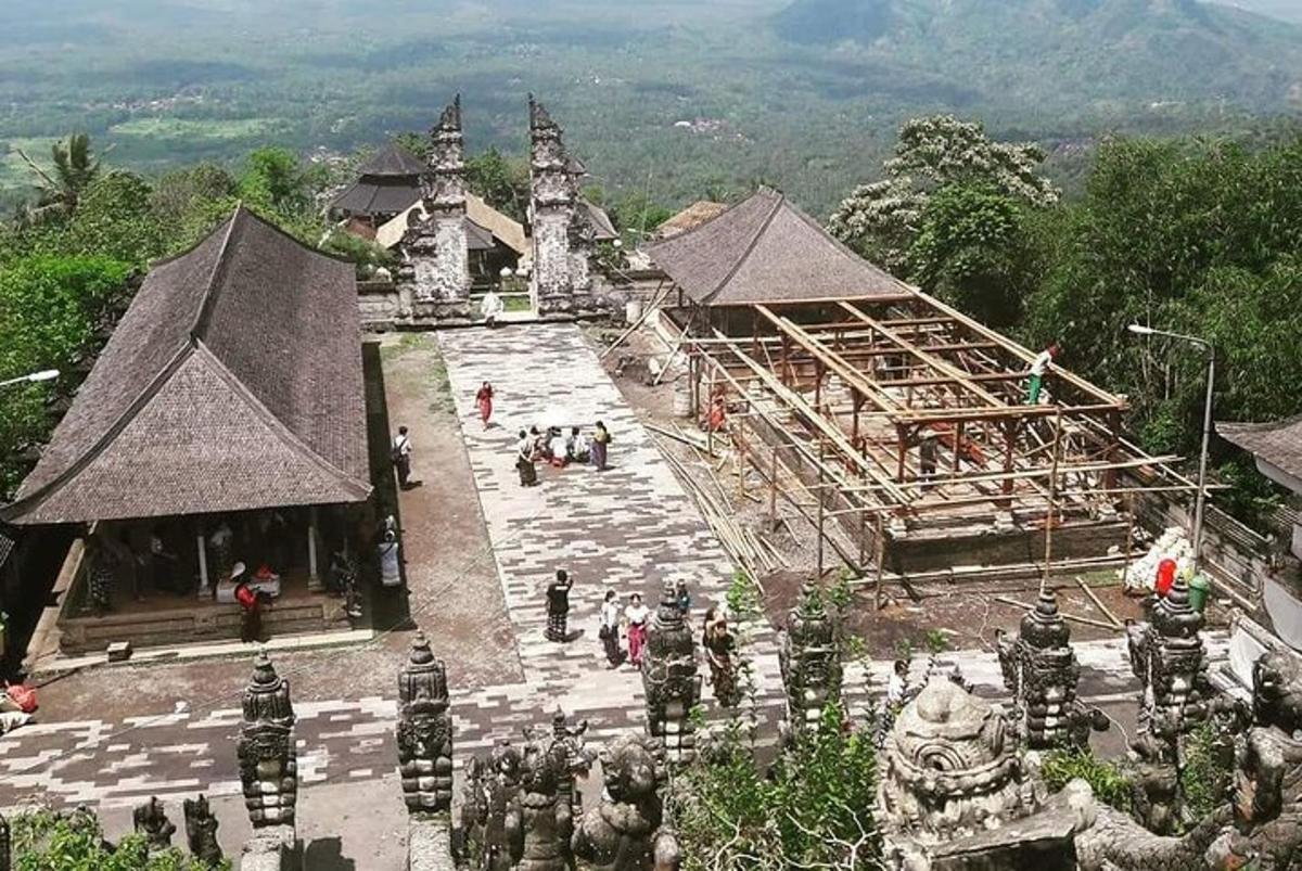 o vedere aeriană a unui templu cu oameni care se plimbă în jurul lui