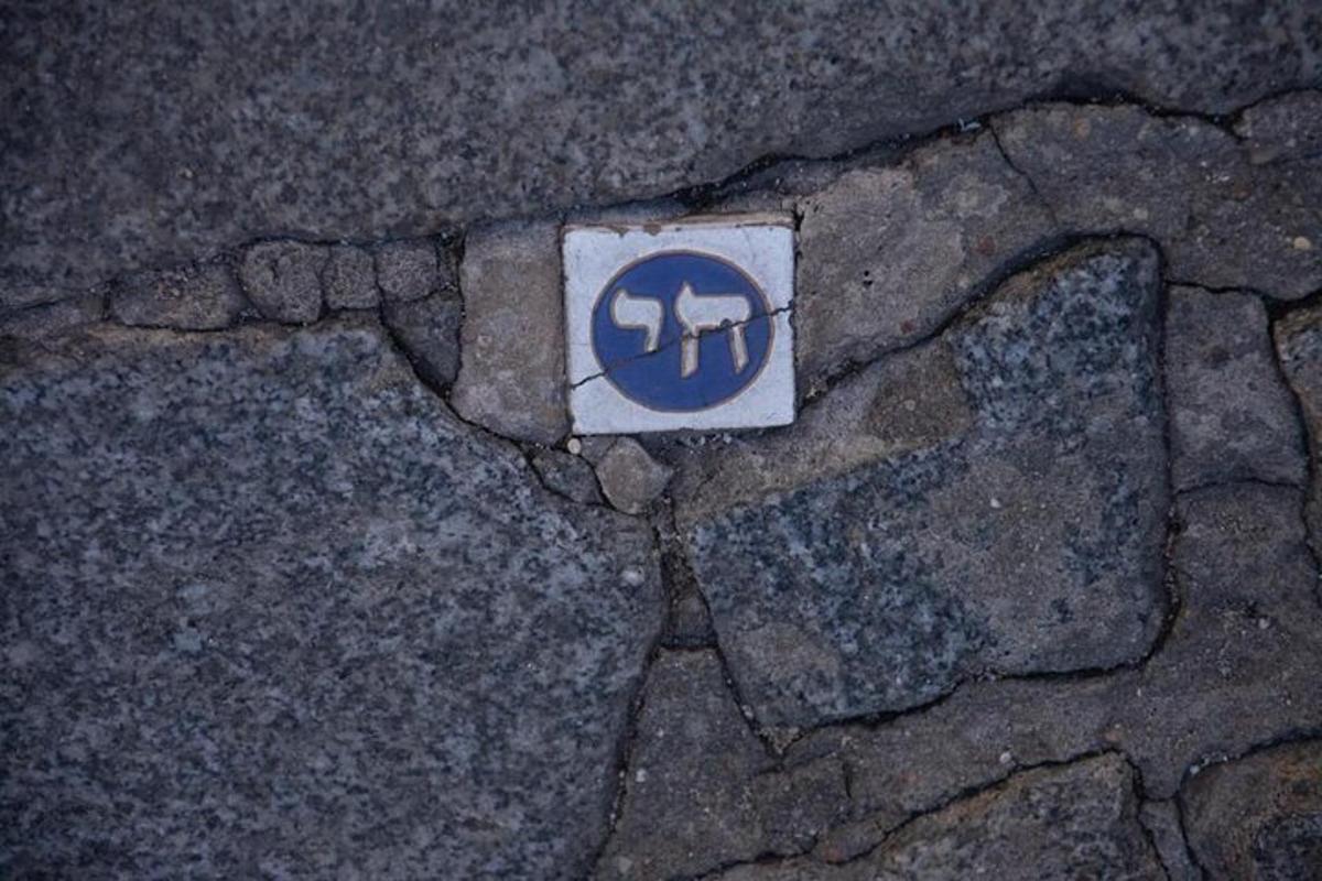 tänaval maas olev silt