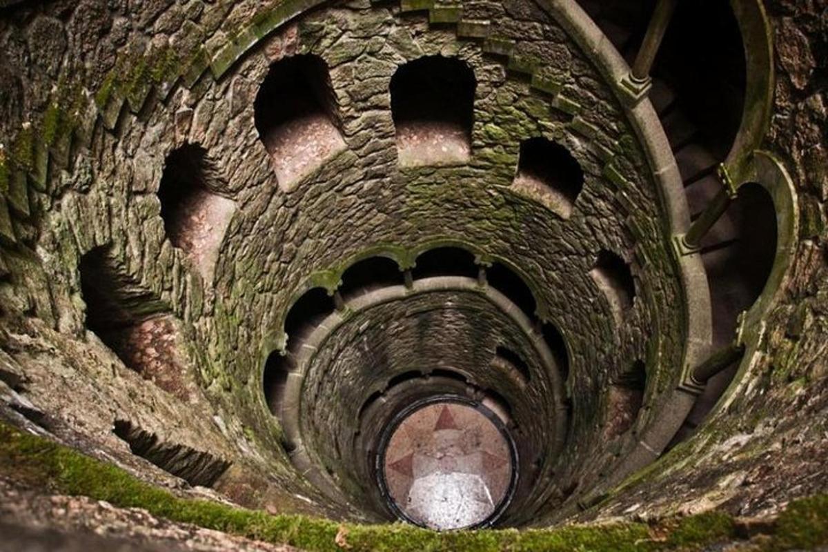 pogled na kamniti tunel s spiralnim stopniščem