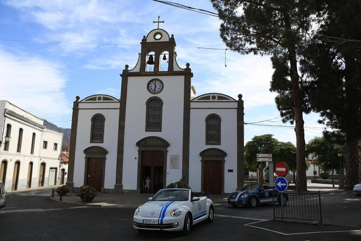 kirkja með bíl fyrir framan hana