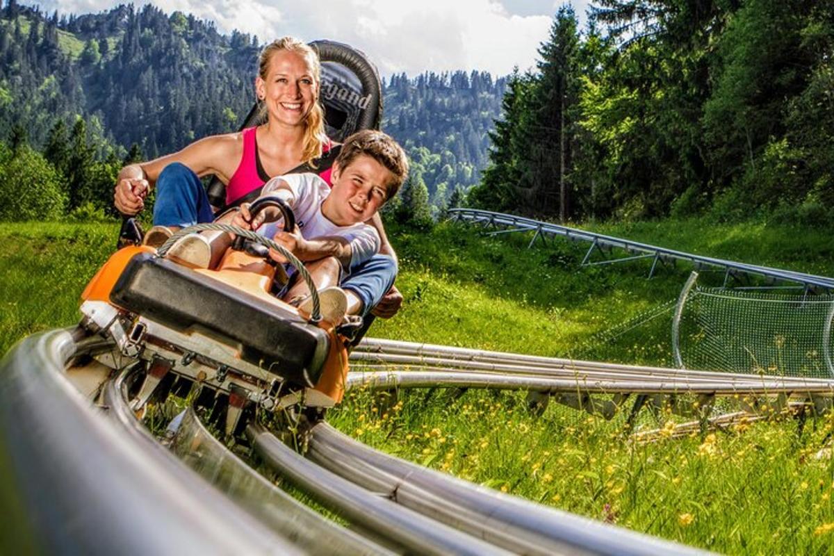 una donna e un bambino in sella a una motocicletta giocattolo