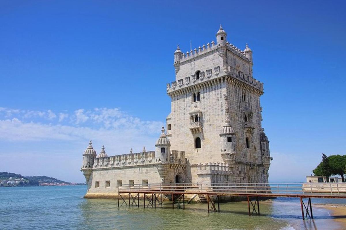 una torre blanca en el agua junto al océano