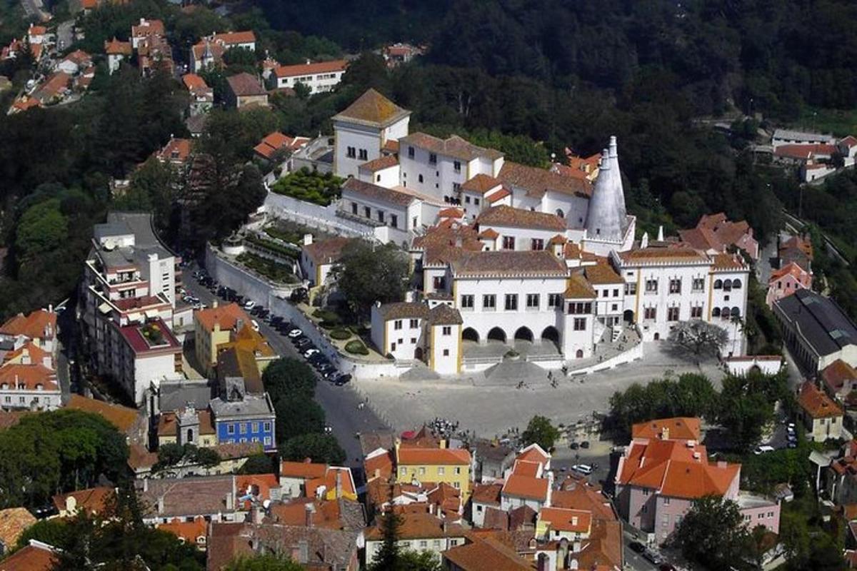 Una vista aérea de una ciudad con un castillo.
