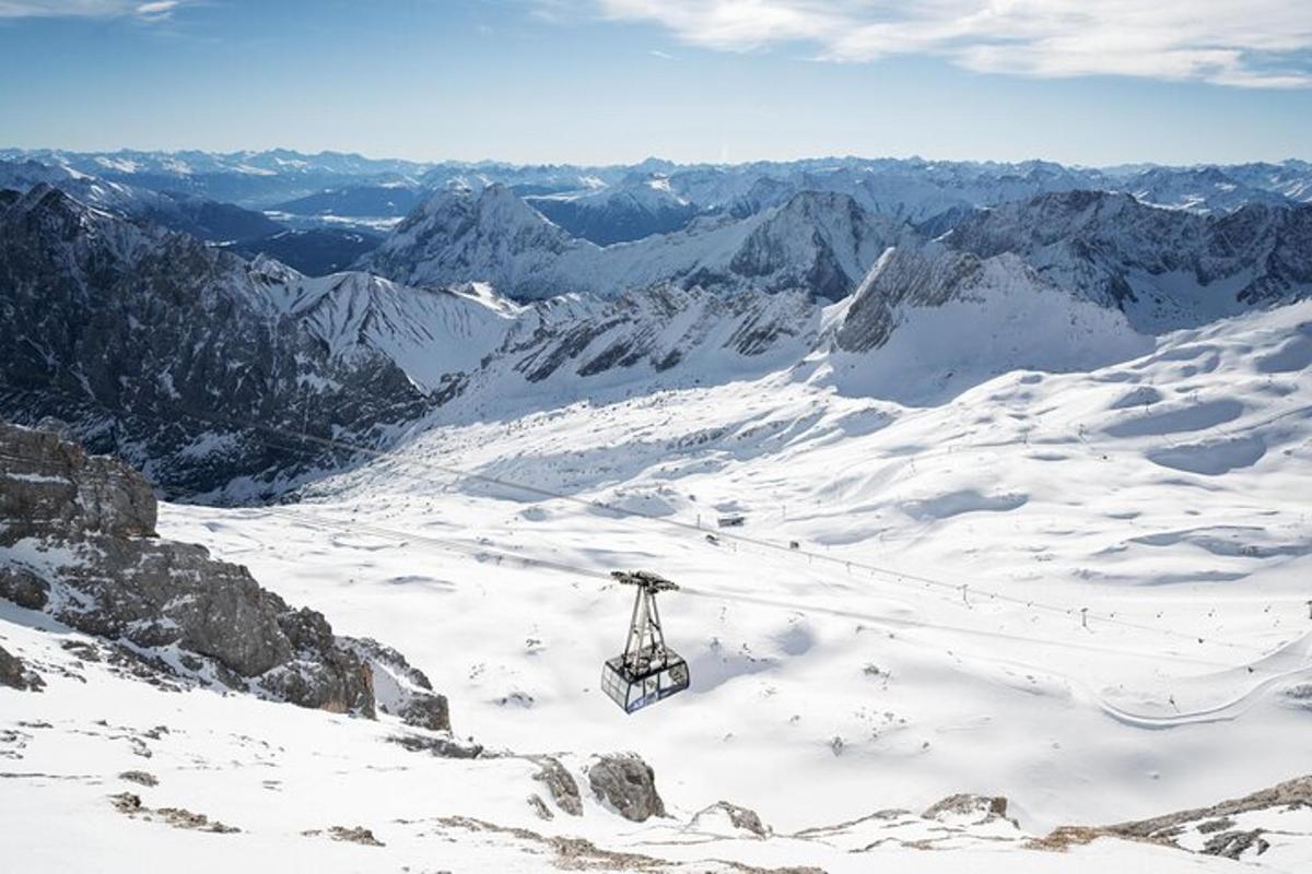 uno skilift in cima a una montagna innevata