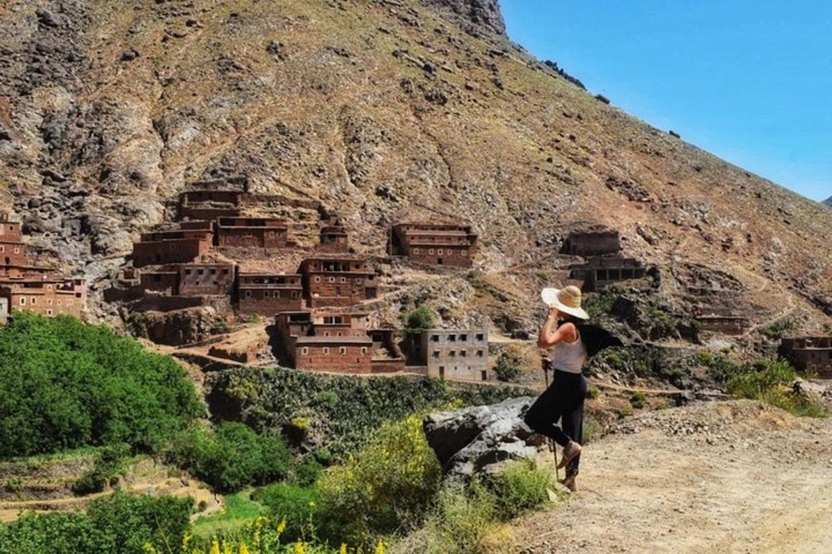 Una mujer parada sobre una roca frente a una montaña