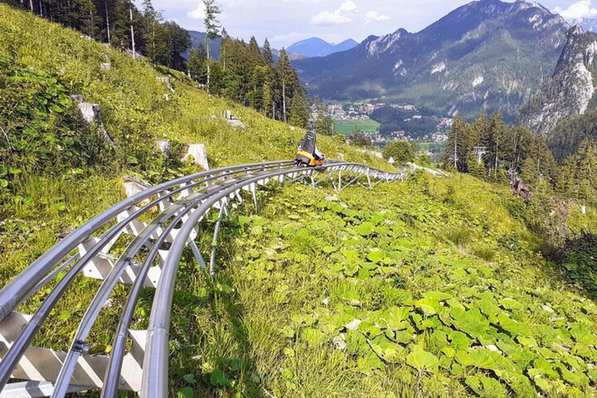 un treno su un binario in cima a una collina