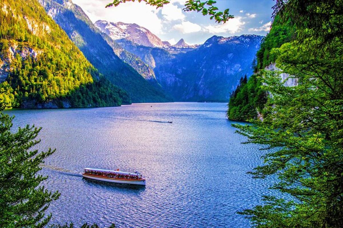 una barca su un lago in montagna
