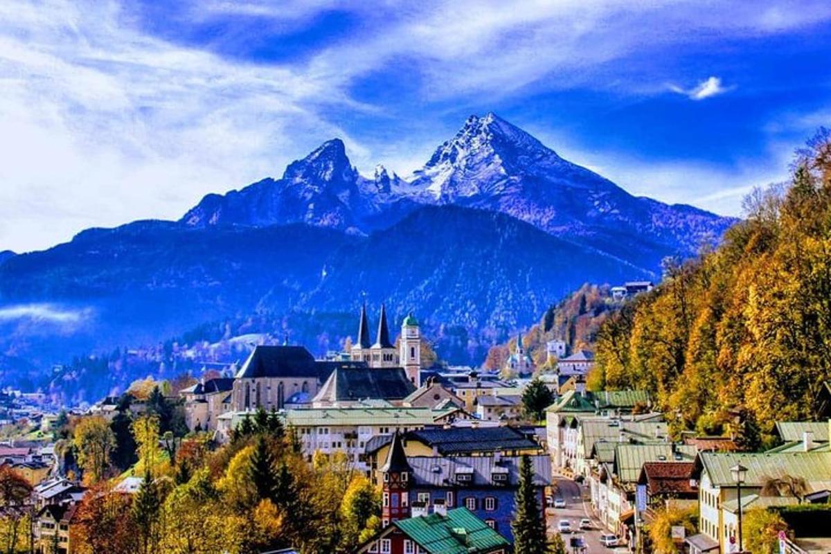una vista di una città con una montagna sullo sfondo