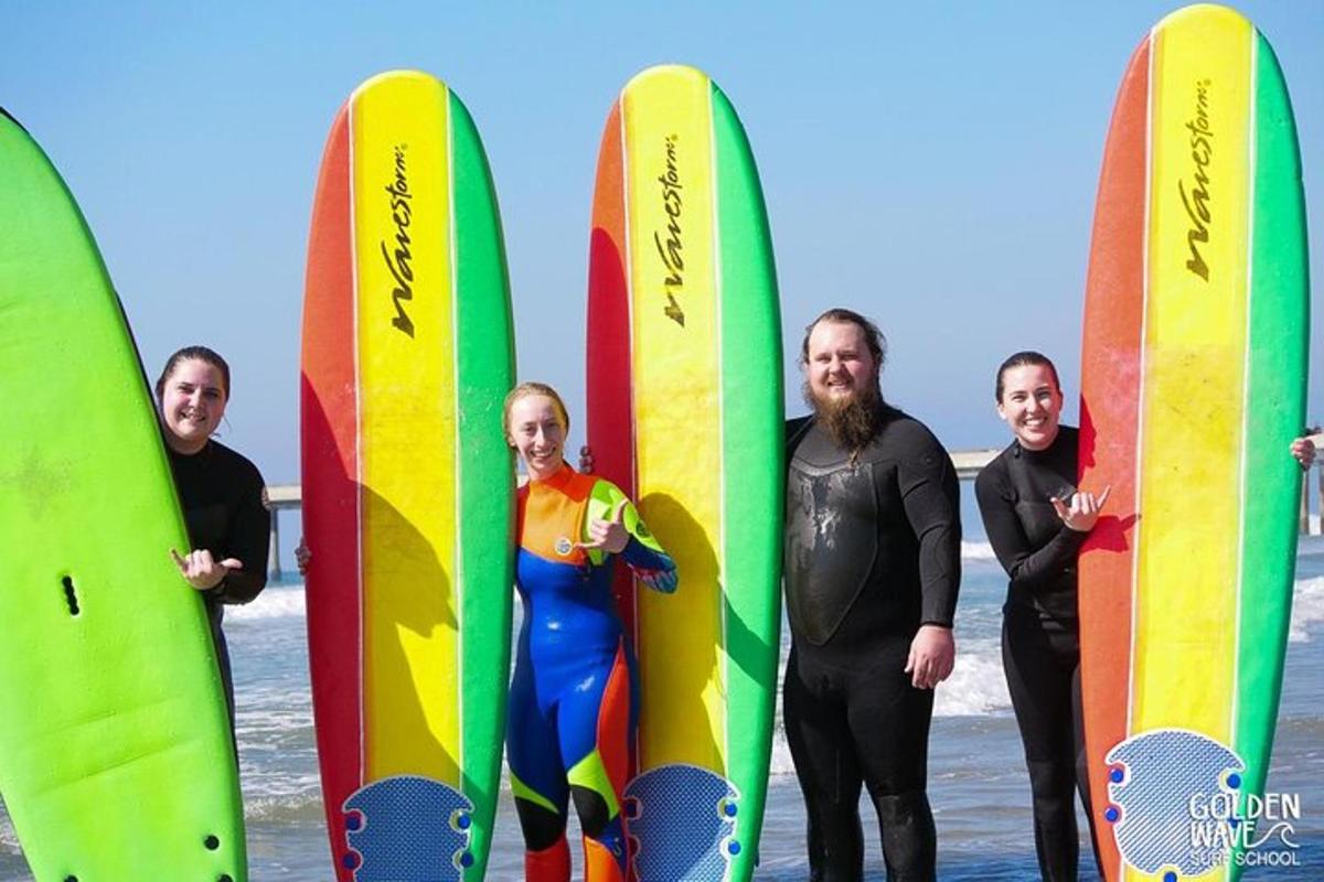 un gruppo di persone in piedi davanti alle tavole da surf