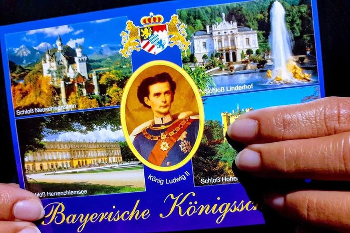 osoba držící kartu s obrázkem paláce