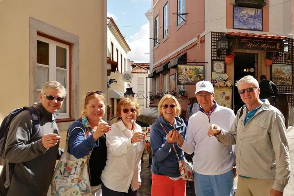 skupina lidí pózujících pro fotografii na ulici