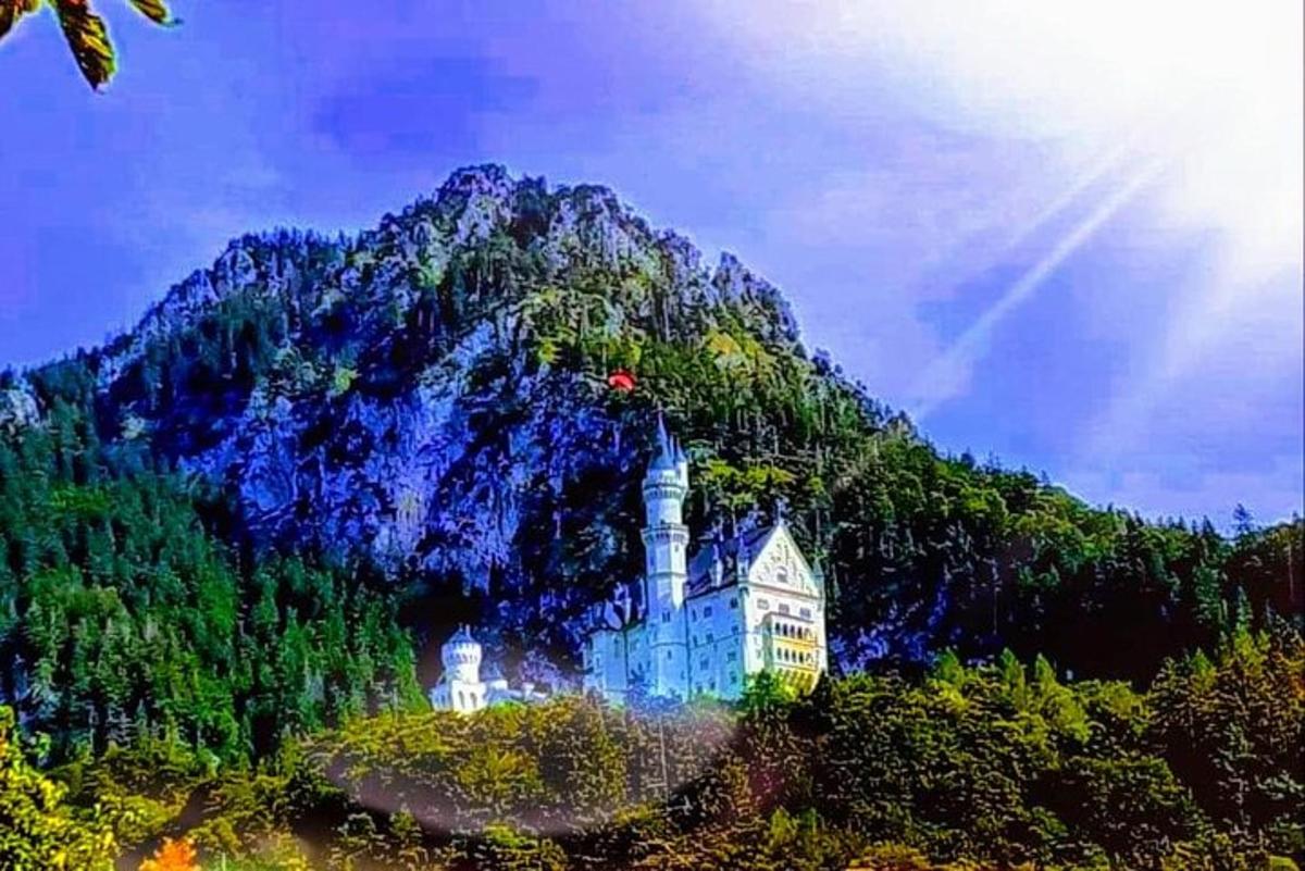 ein großes Gebäude vor einem Berg