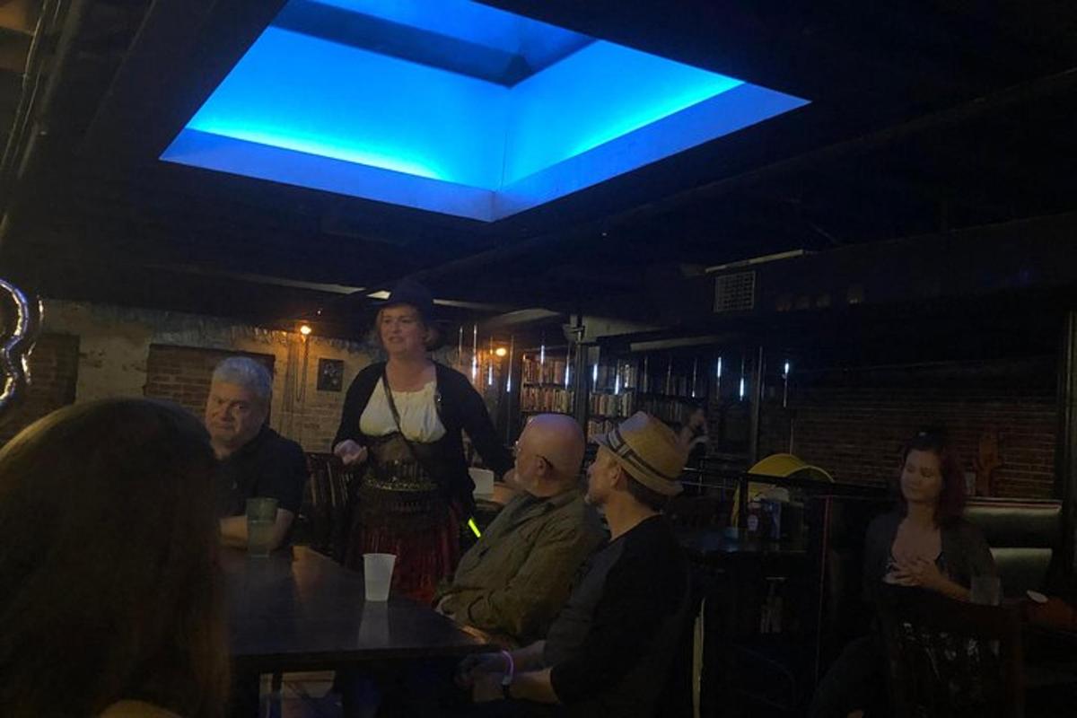 un gruppo di persone sedute a un tavolo in un bar