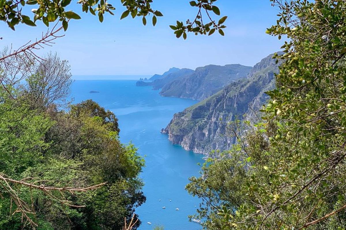 một góc nhìn ra bờ biển Amalfi từ vách đá