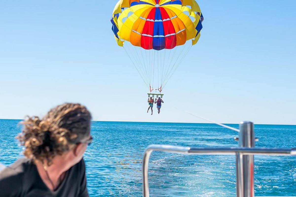 osoba padá z teplovzdušného balóna nad oceánom