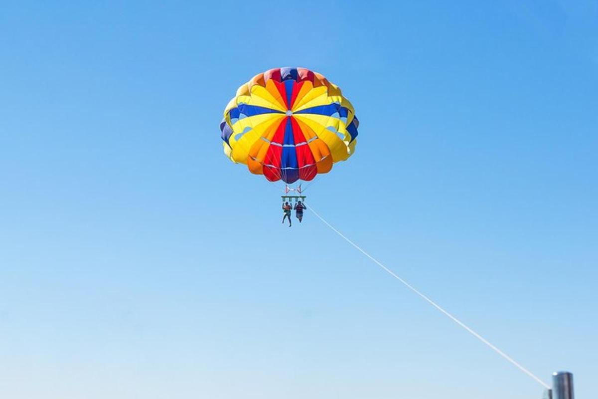 un balon cu aer cald colorat pe cer