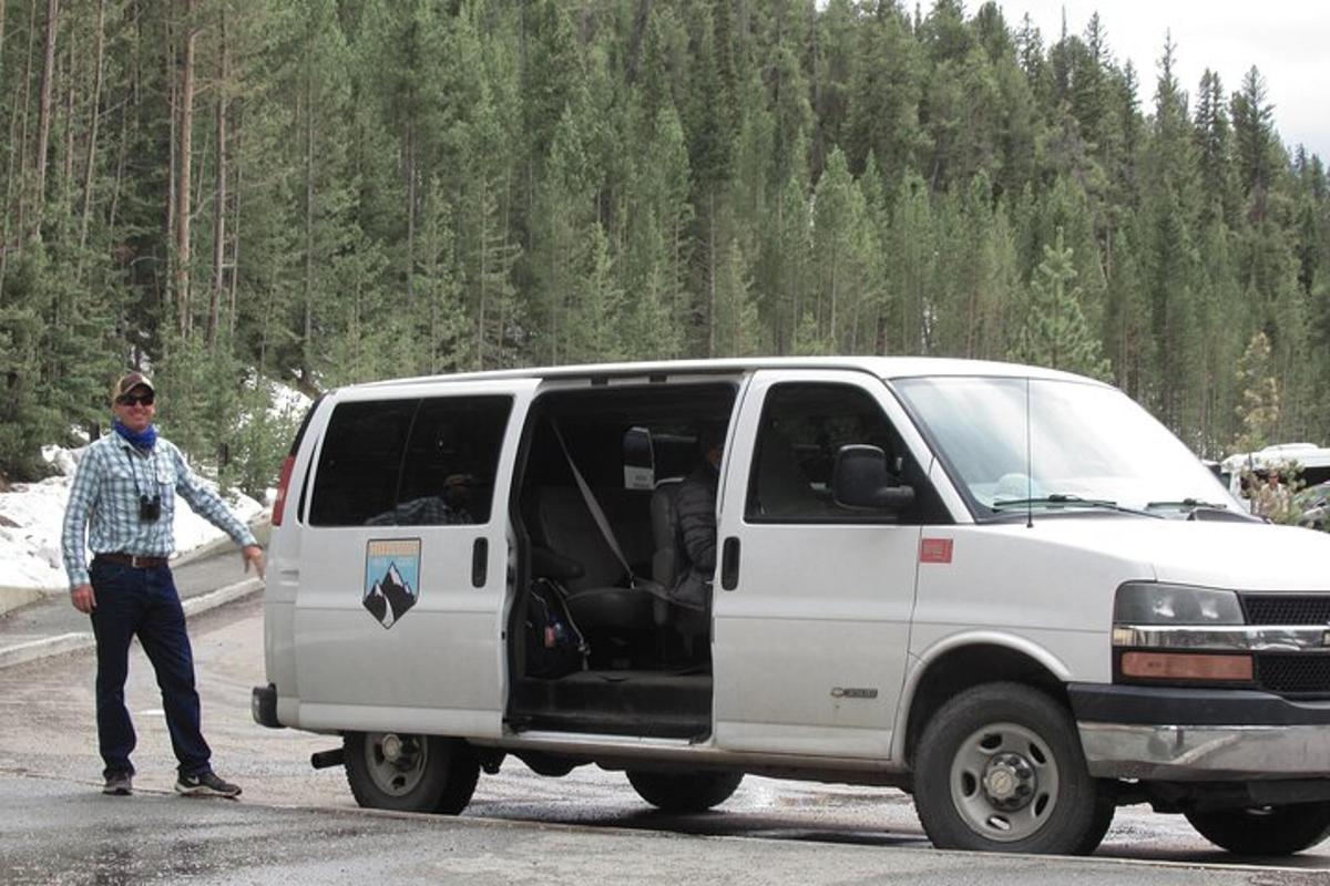 一名男子站在一辆白色货车旁边