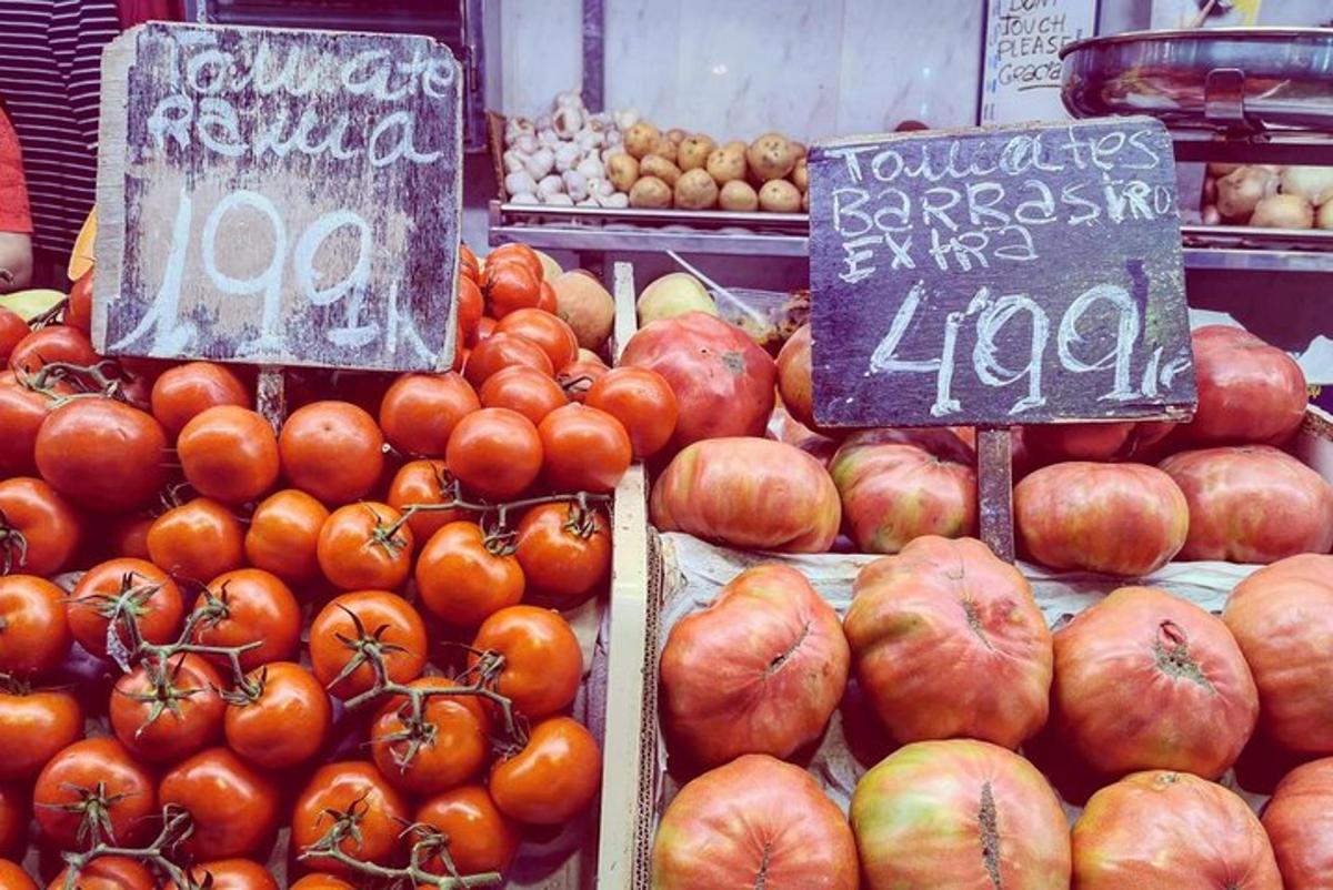 uma exposição de tomates à venda em um mercado