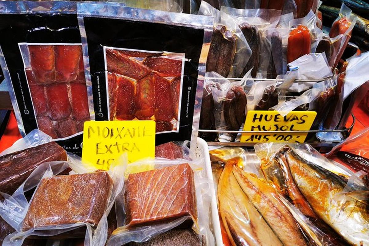 uma exposição de diferentes tipos de alimentos em um mercado