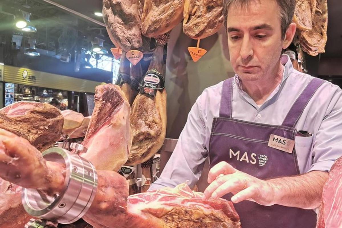 um homem está preparando carne em uma mercearia