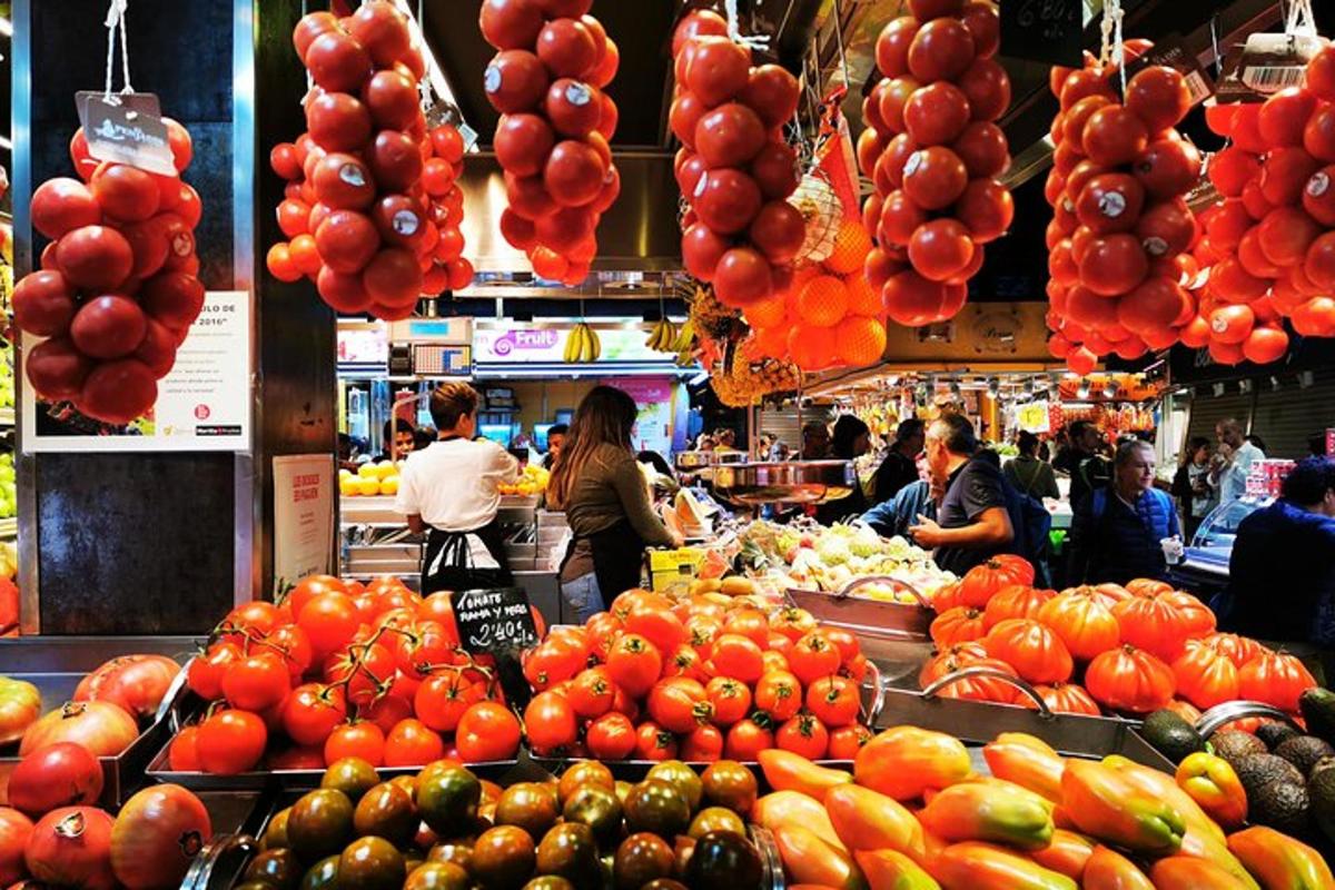 um mercado cheio de frutas e vegetais
