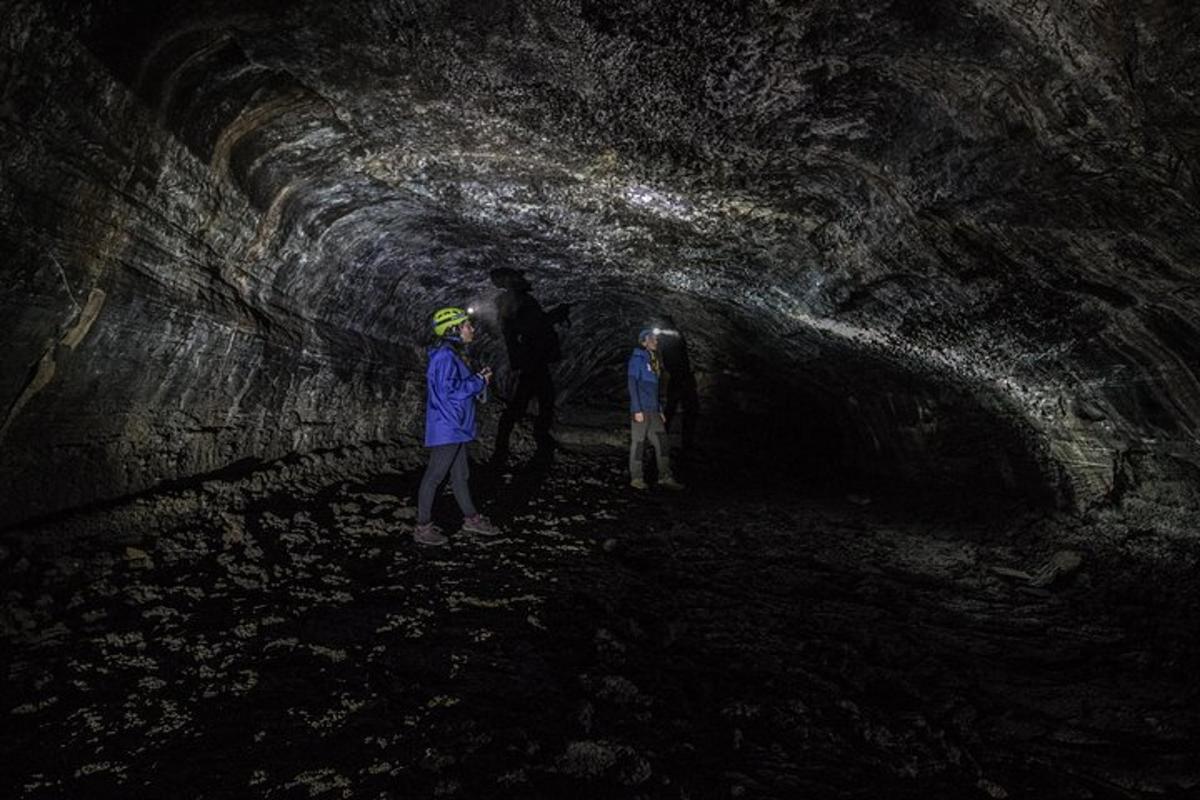 um grupo de pessoas em pé em um túnel escuro