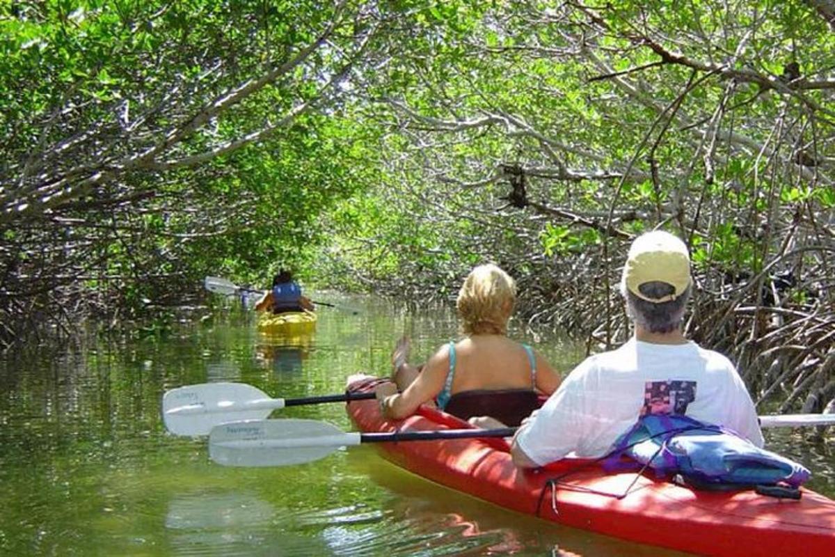 ein Mann und eine Frau in einem Kajak auf dem Wasser