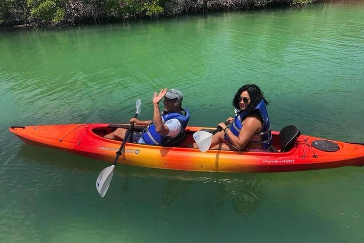 ein Mann und eine Frau in einem Kajak auf dem Wasser