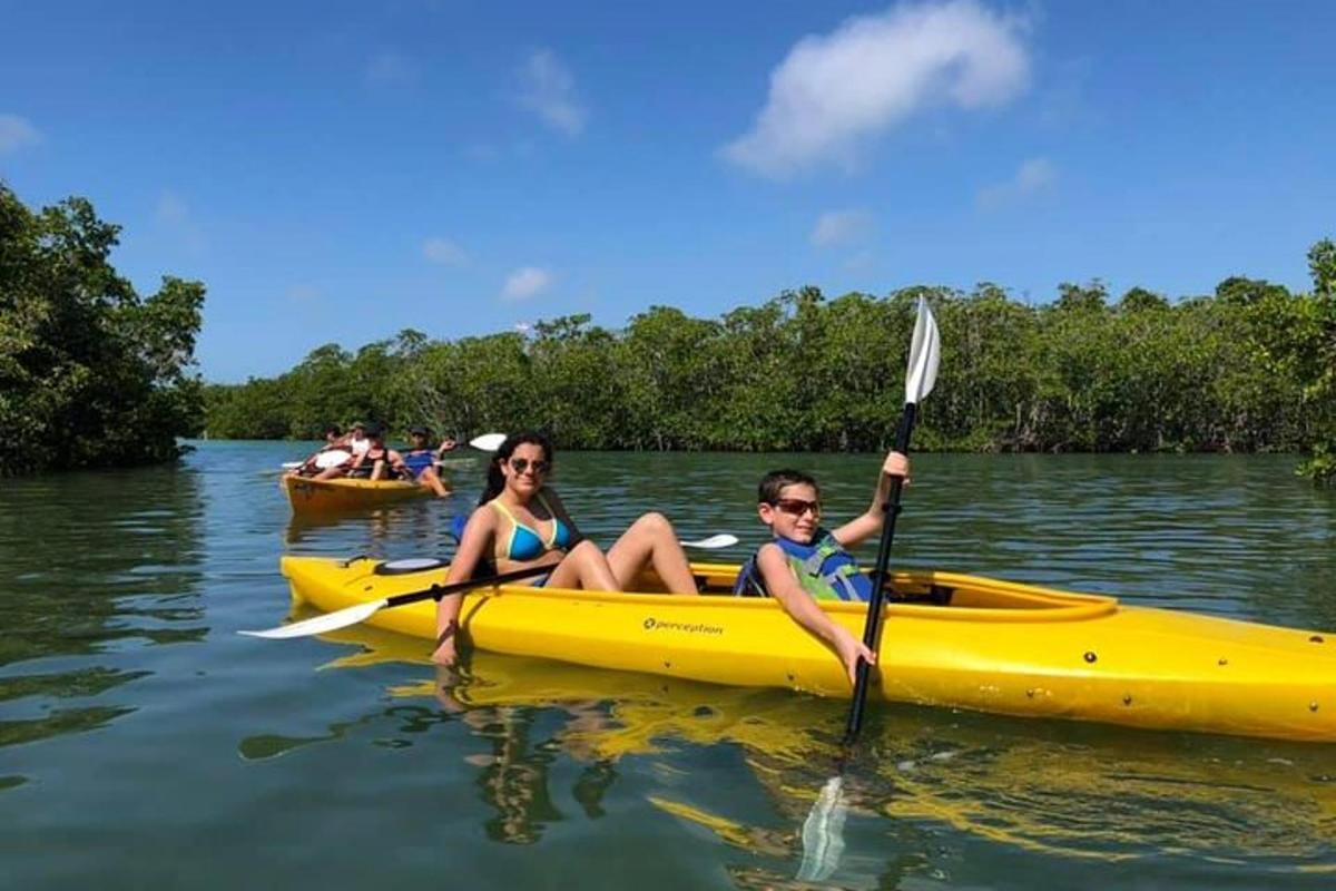 ein Mann und eine Frau in einem gelben Kajak auf dem Wasser