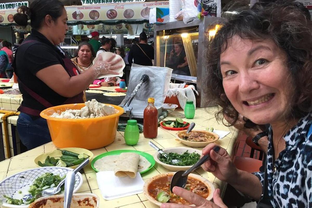una donna seduta a un tavolo con piatti di cibo
